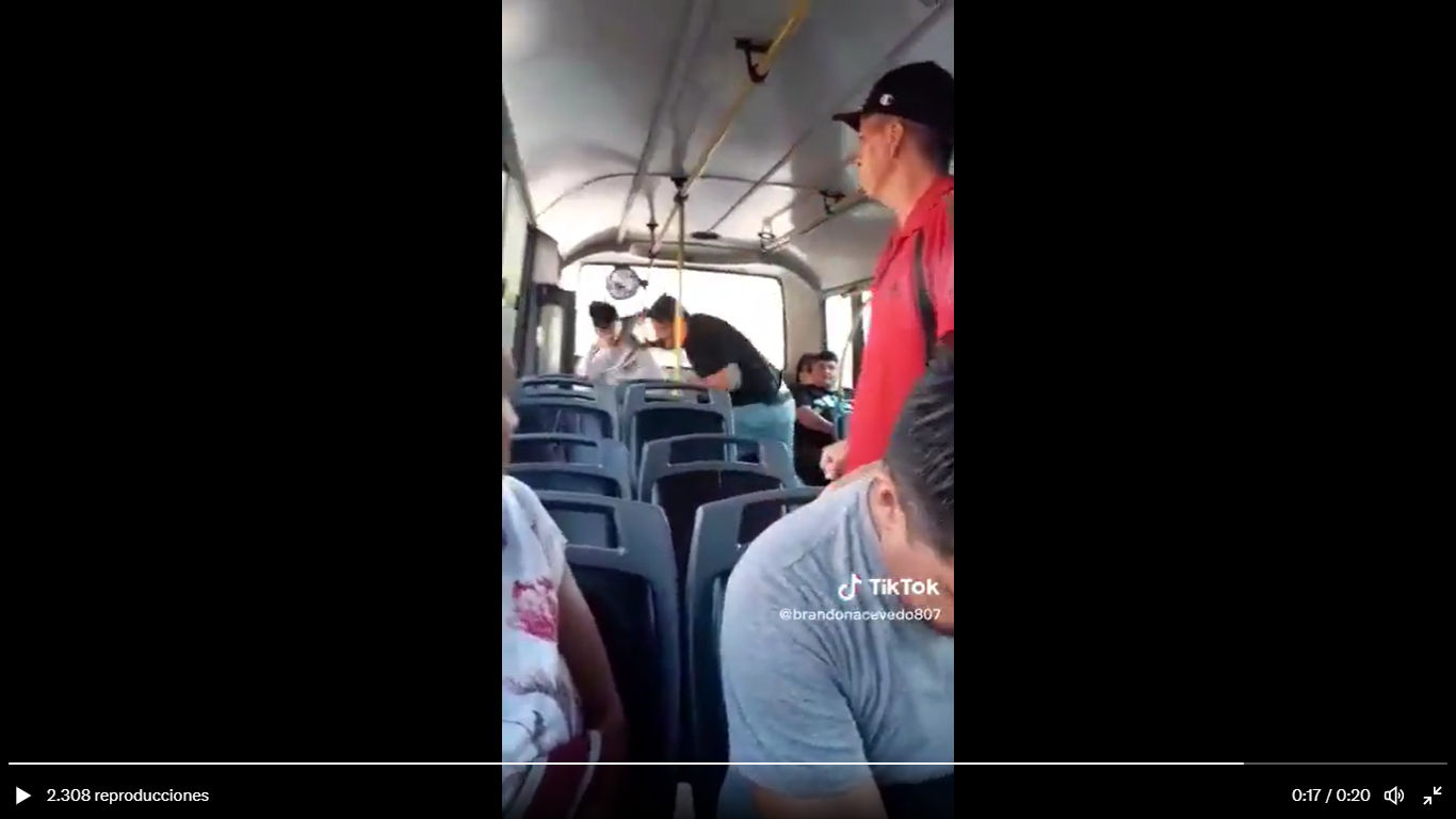 Colectivero pide “cálmense muchachos” y los termina bajándolos efusivamente del autobús!